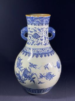 Blue and white three-abundance pattern elephant ear vase